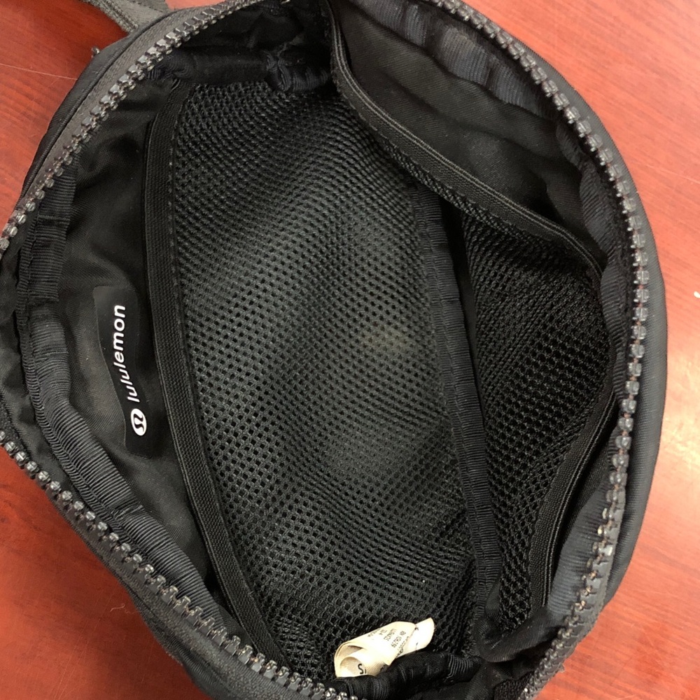 Lululemon Everywhere Belt Bag with adjustable shoulder strap - Picture 3 of 4